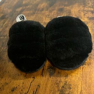 Black fluffy Ugg slippers size 7 toddler